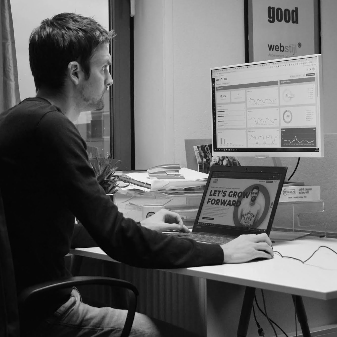 ingehuurde SEO specialist Frank Splunter bekijkt data ingehuurde SEO specialist Frank Splunter bekijkt data